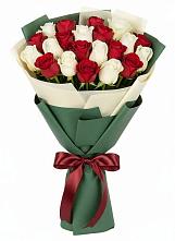 Букет Микс из красных и белых роз в Бузулуке