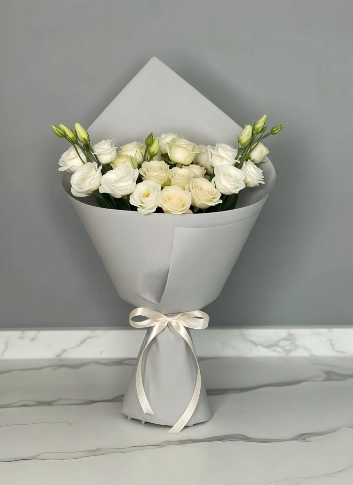 Букет цветов из: Розы и Лизиантусы в Бузулуке