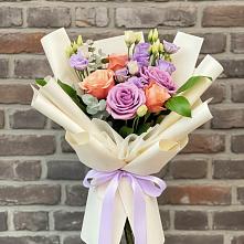 Букет цветов из:  Лизиантусы и Розы в Бузулуке