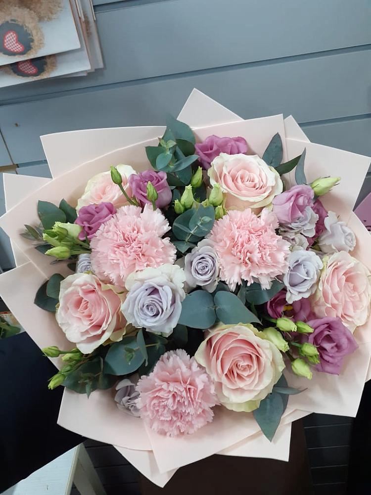 Букет цветов из: Розы, Гвоздики и Лизиантусы в Бузулуке