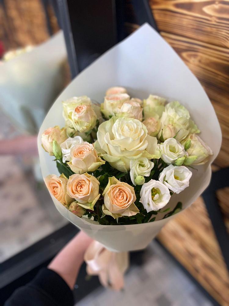 Букет цветов из: Розы и Лизиантусы в Бузулуке